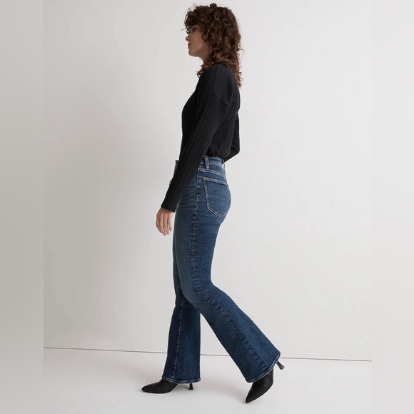 Madewell Curvy Skinny Flare Jeans in Alvord Wash: Instacozy Edition 26 - Picture 4 of 6